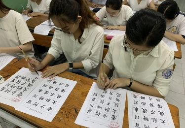 学员练书法